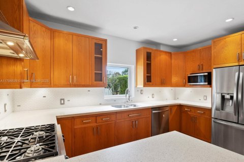 House in Coral Gables, Florida 3 bedrooms, 209.96 sq.m. № 1697522 - photo 27