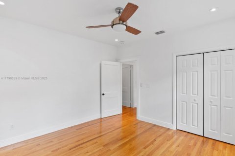 House in Coral Gables, Florida 3 bedrooms, 209.96 sq.m. № 1697522 - photo 23