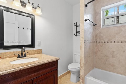 House in Coral Gables, Florida 3 bedrooms, 209.96 sq.m. № 1697522 - photo 18