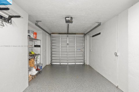 House in Coral Gables, Florida 3 bedrooms, 209.96 sq.m. № 1697522 - photo 14