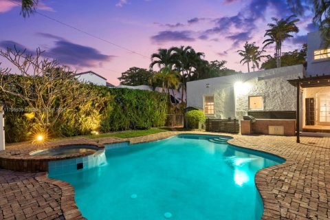 House in Coral Gables, Florida 3 bedrooms, 209.96 sq.m. № 1697522 - photo 2