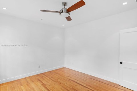 House in Coral Gables, Florida 3 bedrooms, 209.96 sq.m. № 1697522 - photo 20