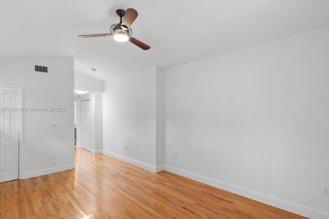 House in Coral Gables, Florida 3 bedrooms, 209.96 sq.m. № 1697522 - photo 10