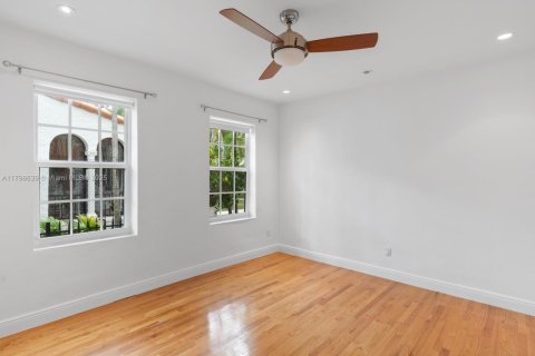 House in Coral Gables, Florida 3 bedrooms, 209.96 sq.m. № 1697522 - photo 22