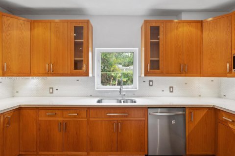 House in Coral Gables, Florida 3 bedrooms, 209.96 sq.m. № 1697522 - photo 29