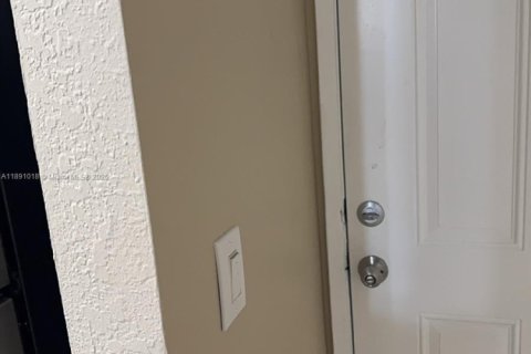Condo in West Palm Beach, Florida, 2 bedrooms  № 2169755 - photo 2