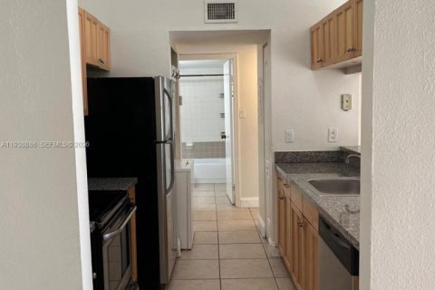Condo in Miami, Florida, 2 bedrooms  № 1996480 - photo 6