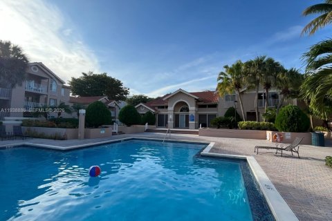 Condo in Miami, Florida, 2 bedrooms  № 1996480 - photo 11