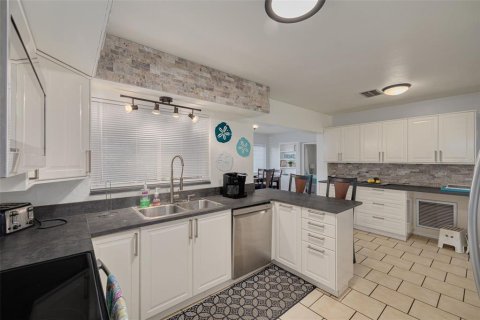 House in Clearwater, Florida 4 bedrooms, 148.46 sq.m. № 1832794 - photo 10