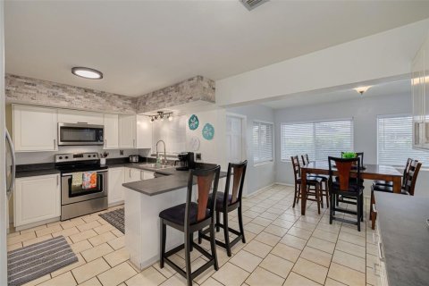 House in Clearwater, Florida 4 bedrooms, 148.46 sq.m. № 1832794 - photo 4