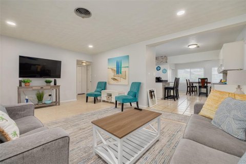 House in Clearwater, Florida 4 bedrooms, 148.46 sq.m. № 1832794 - photo 3