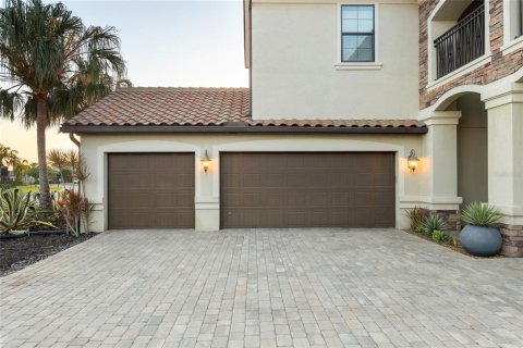 House in LAKEWOOD NATIONAL in Lakewood Ranch, Florida 6 bedrooms, 353.77 sq.m. № 1734260 - photo 3