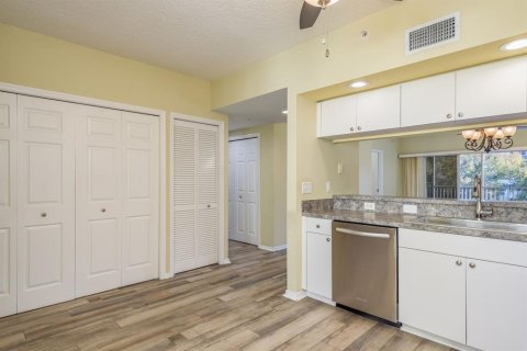 Condo in Largo, Florida, 2 bedrooms № 2145219 - photo 9