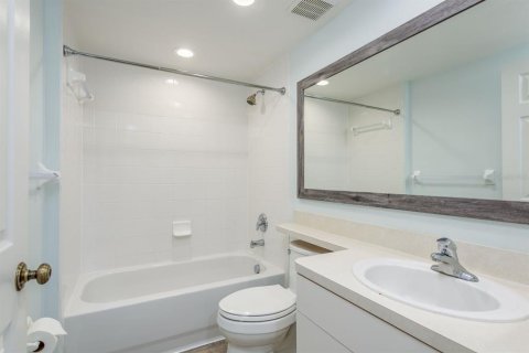 Condo in Largo, Florida, 2 bedrooms № 2145219 - photo 29