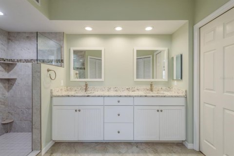 Condo in Largo, Florida, 2 bedrooms № 2145219 - photo 24