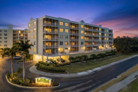 Condo in Largo, Florida, 2 bedrooms № 2145219