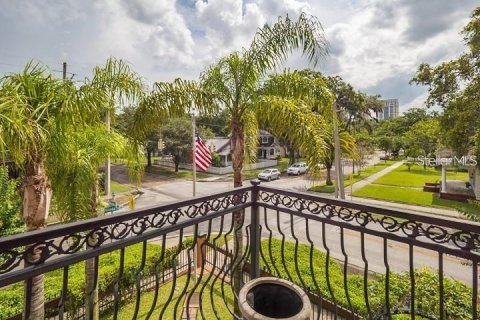 House in Orlando, Florida 5 bedrooms, 392.98 sq.m. № 2143854 - photo 9