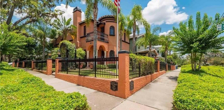 House in Orlando, Florida 5 bedrooms, 392.98 sq.m. № 2143854