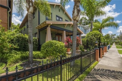 House in Orlando, Florida 5 bedrooms, 392.98 sq.m. № 2143854 - photo 12