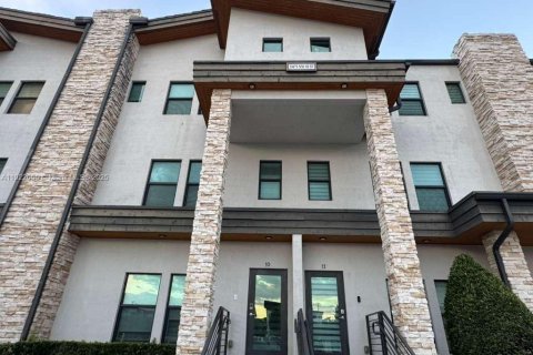 Condominio en alquiler en Doral, Florida, 3 dormitorios, 140.93 m2 № 1975980 - foto 3