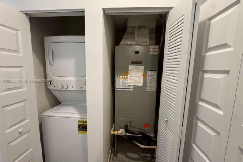 Condominio en alquiler en Doral, Florida, 3 dormitorios, 140.93 m2 № 1975980 - foto 23