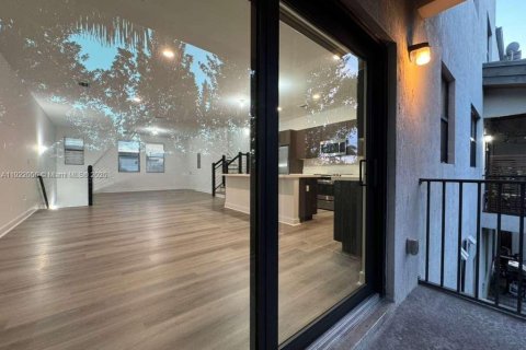 Condominio en alquiler en Doral, Florida, 3 dormitorios, 140.93 m2 № 1975980 - foto 4