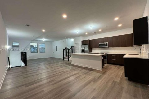 Condominio en alquiler en Doral, Florida, 3 dormitorios, 140.93 m2 № 1975980 - foto 10