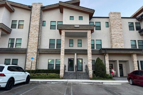 Condominio en alquiler en Doral, Florida, 3 dormitorios, 140.93 m2 № 1975980 - foto 1