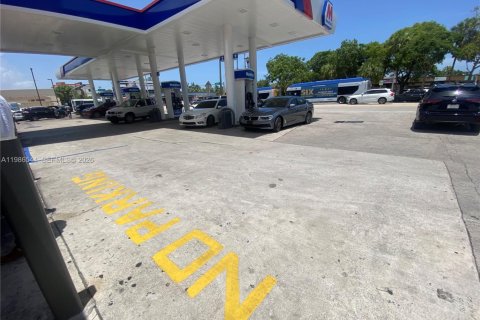 Commercial property in Miami, Florida № 2048243