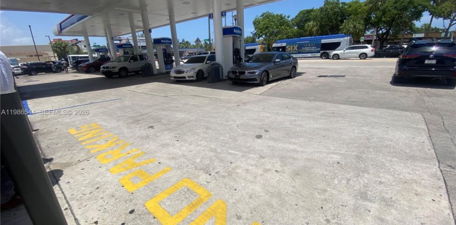 Commercial property in Miami, Florida № 2048243