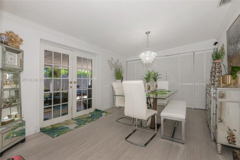 House in Hollywood, Florida 4 bedrooms, 164.99 sq.m. № 2392067 - photo 13