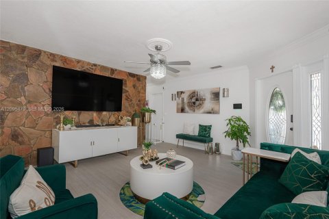 House in Hollywood, Florida 4 bedrooms, 164.99 sq.m. № 2392067 - photo 2