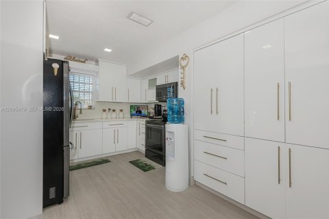 House in Hollywood, Florida 4 bedrooms, 164.99 sq.m. № 2392067 - photo 9