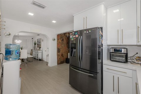 House in Hollywood, Florida 4 bedrooms, 164.99 sq.m. № 2392067 - photo 12