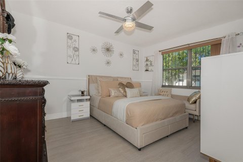 House in Hollywood, Florida 4 bedrooms, 164.99 sq.m. № 2392067 - photo 4
