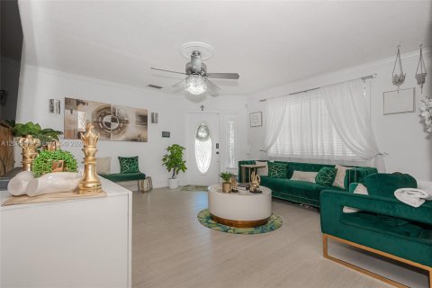 House in Hollywood, Florida 4 bedrooms, 164.99 sq.m. № 2392067