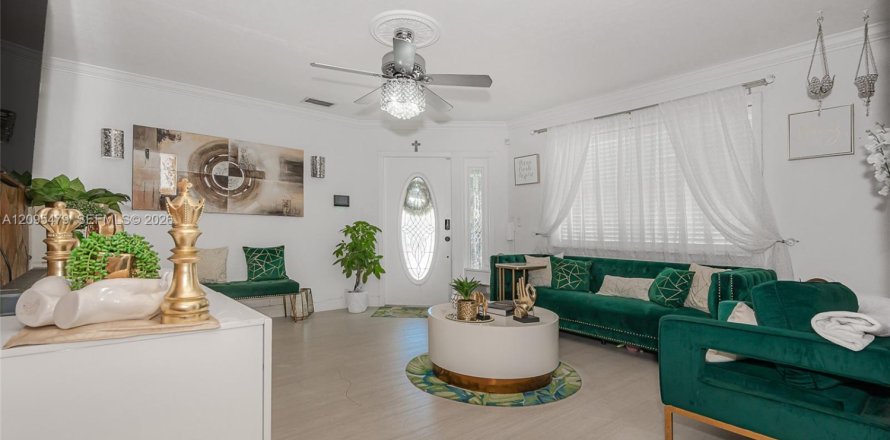 House in Hollywood, Florida 4 bedrooms, 164.99 sq.m. № 2392067