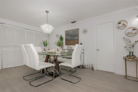 House in Hollywood, Florida 4 bedrooms, 164.99 sq.m. № 2392067 - photo 14