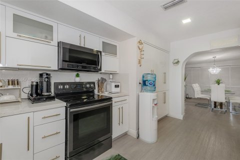 House in Hollywood, Florida 4 bedrooms, 164.99 sq.m. № 2392067 - photo 11