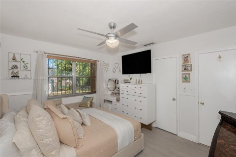 House in Hollywood, Florida 4 bedrooms, 164.99 sq.m. № 2392067 - photo 5