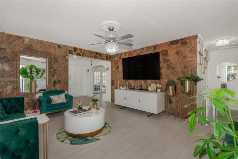 House in Hollywood, Florida 4 bedrooms, 164.99 sq.m. № 2392067 - photo 3