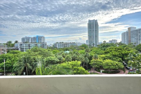 Condominio en venta en Miami Beach, Florida, 1 dormitorio, 91.51 m2 № 1979515 - foto 2