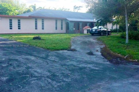 House in Pembroke Park, Florida 4 bedrooms, 222.97 sq.m. № 2069296