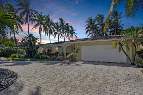 House in Golden Beach, Florida 4 bedrooms, 292.36 sq.m. № 1764143 - photo 1