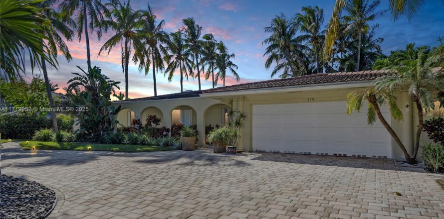 House in Golden Beach, Florida 4 bedrooms, 292.36 sq.m. № 1764143