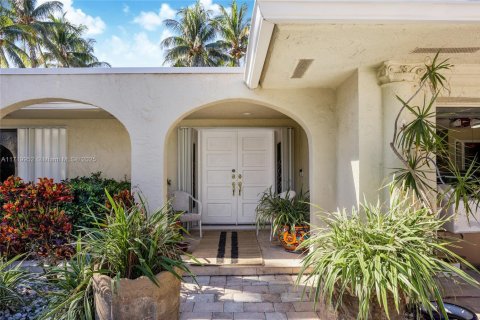 House in Golden Beach, Florida 4 bedrooms, 292.36 sq.m. № 1764143 - photo 7