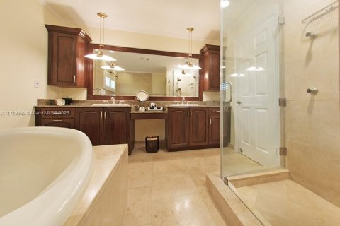 House in Golden Beach, Florida 4 bedrooms, 292.36 sq.m. № 1764143 - photo 26