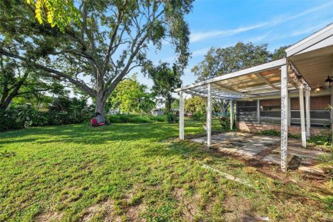 House in Fruitland Park, Florida 3 bedrooms, 200.48 sq.m. № 2393860 - photo 17