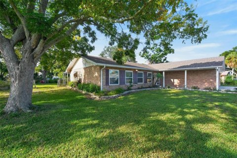 House in Fruitland Park, Florida 3 bedrooms, 200.48 sq.m. № 2393860 - photo 16