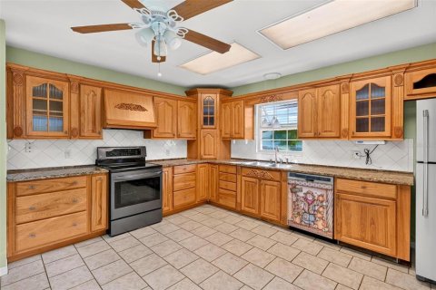 House in Fruitland Park, Florida 3 bedrooms, 200.48 sq.m. № 2393860 - photo 18